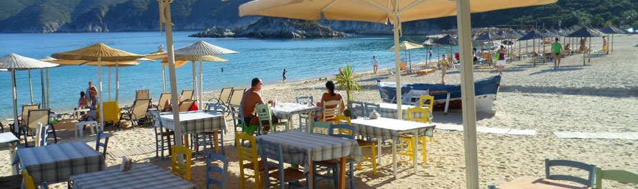 ZORBAS - Kalamitsi - pogled na deo sa stolovima na samoj plaži